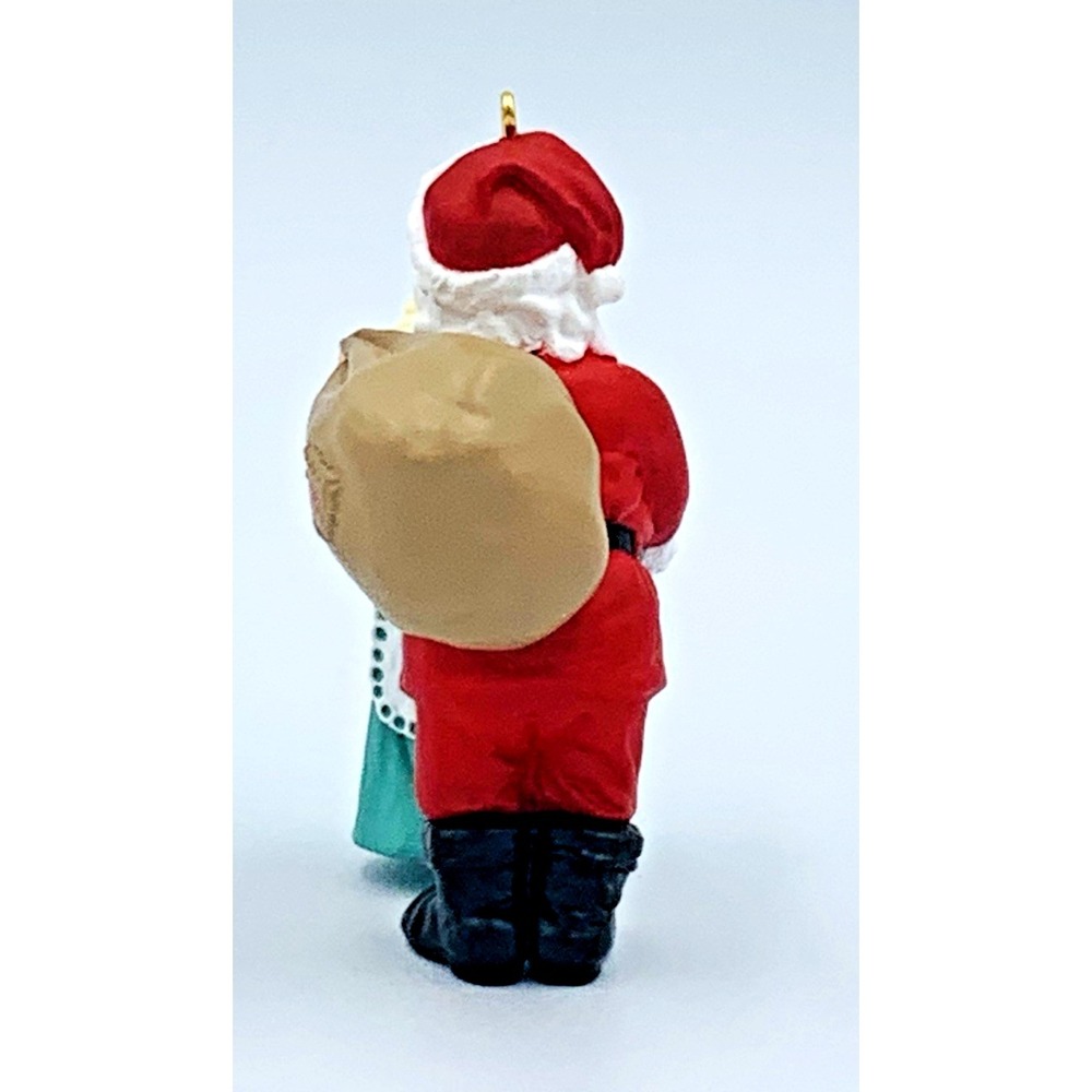 1995 #10 Christmas Eve Kiss Mr. and Mrs. Claus Hallmark Keepsake Ornament QX5157 - Picture 5 of 11